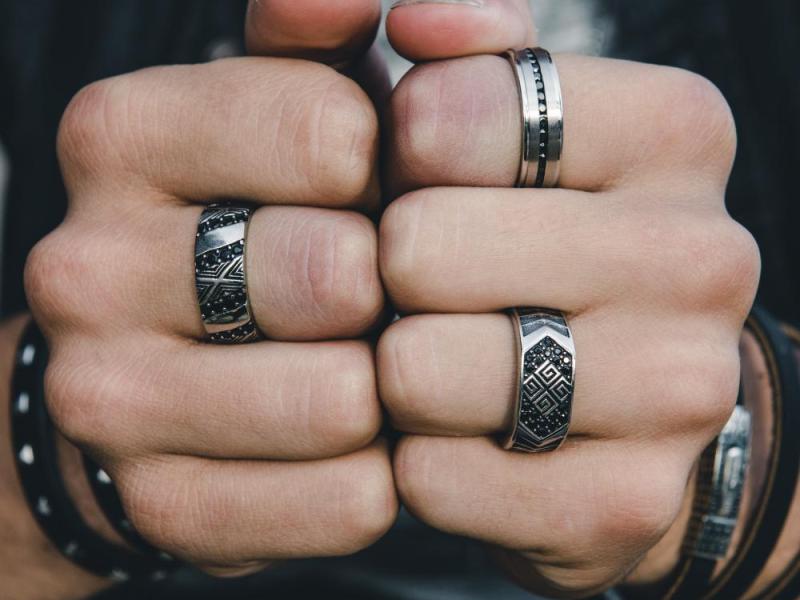 Detailed Black Stones Steel Band Ring