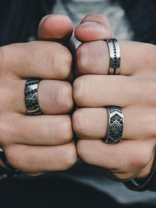 Detailed Black Stones Steel Band Ring